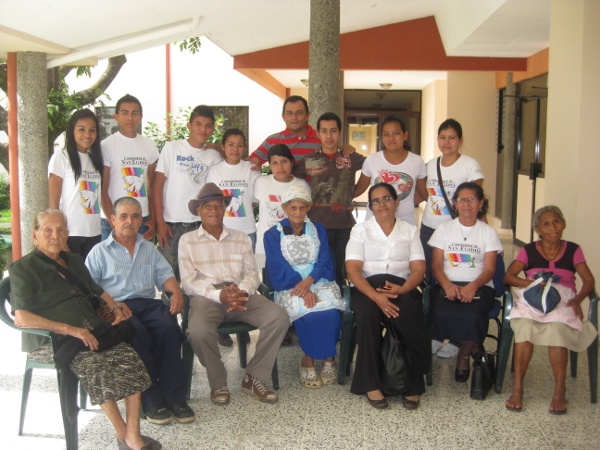 La Comunità di El Salvador ha celebrato la festa di Sant'Egidio con gli anziani, nel "Asilo Sara".San Salvador, 1 settembre 2012. 